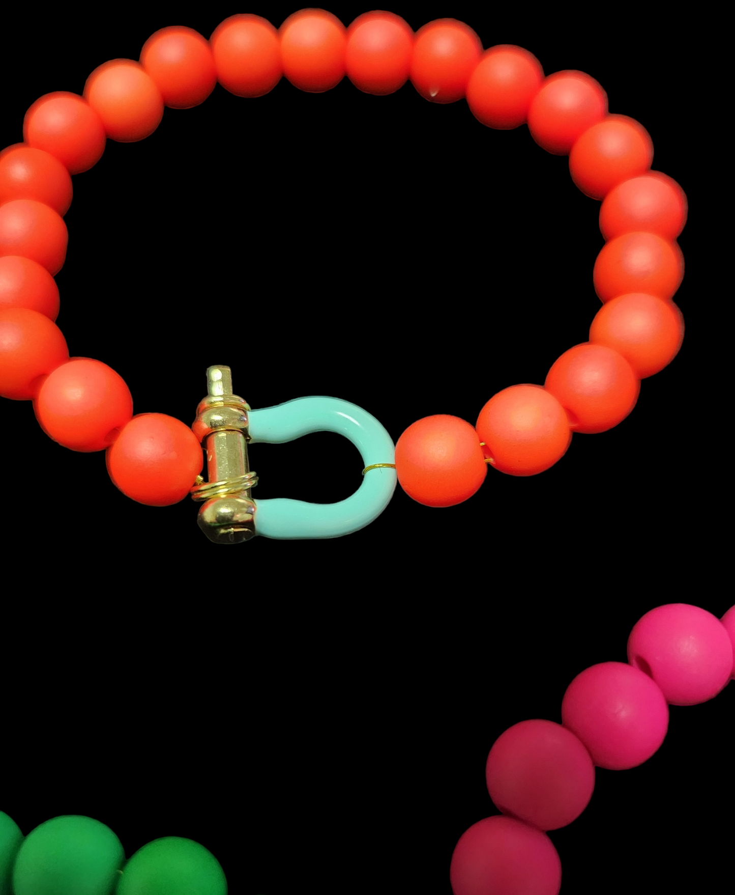 Neonfarbene Hufeisen mit Perlen