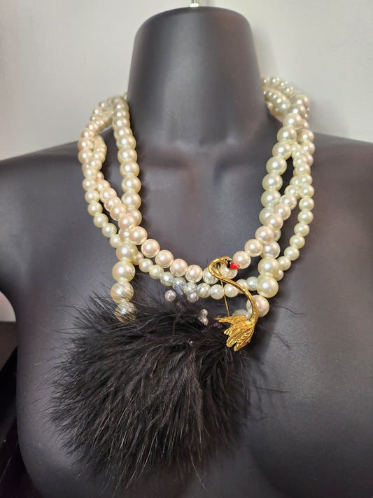 Pearls & Swanns Feather Tail necklace