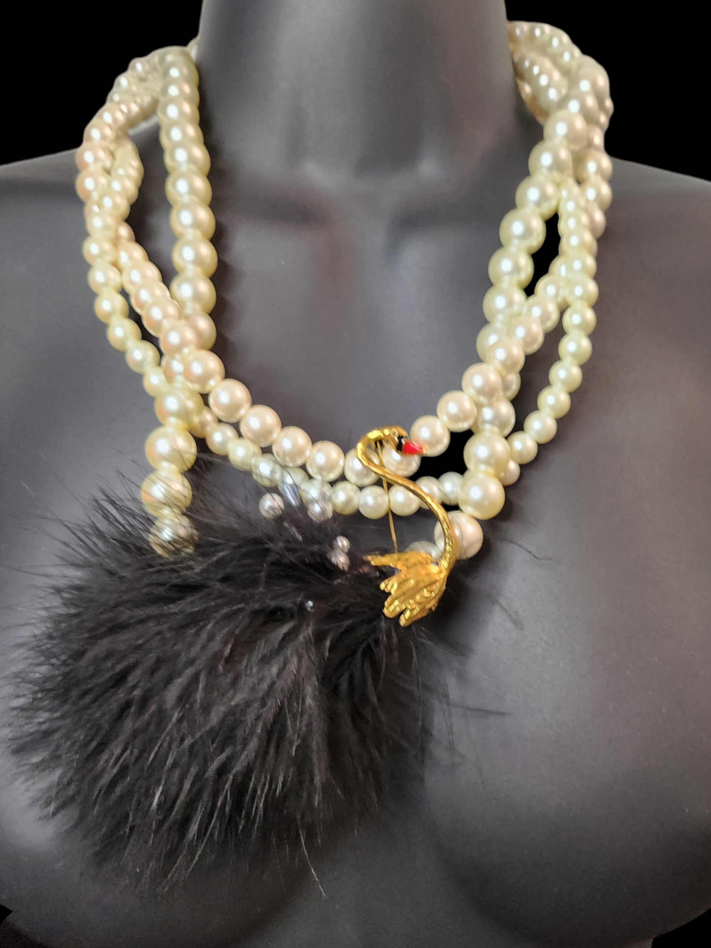Pearls & Swanns Feather Tail necklace