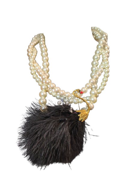 Pearls & Swanns Feather Tail necklace